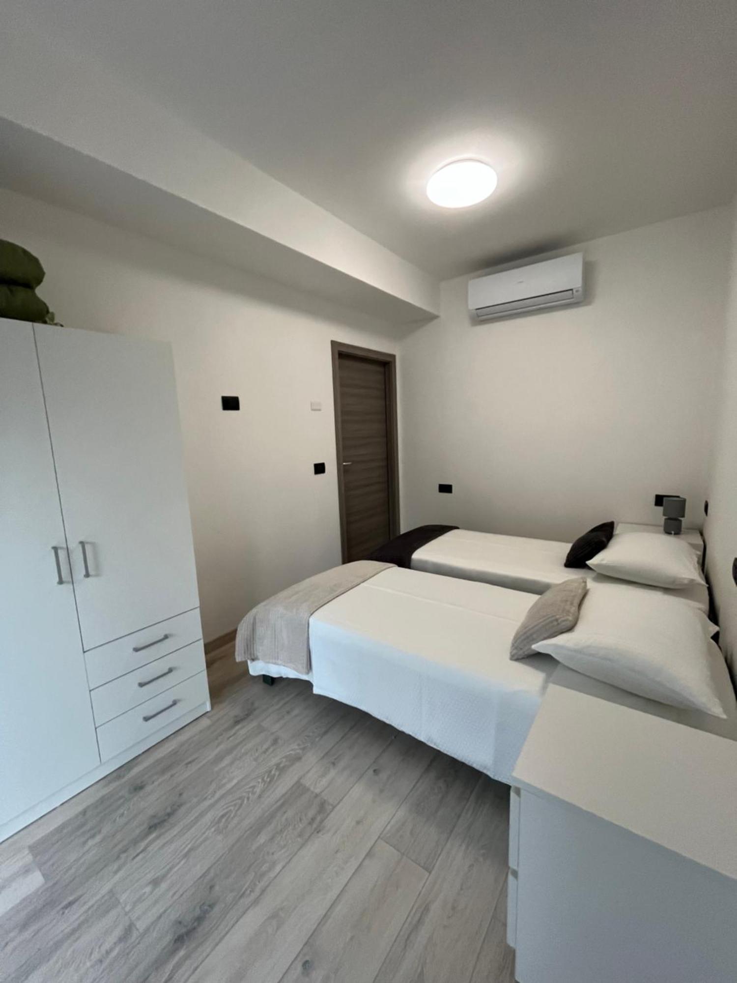 Casa Vacanze Lucia ตีราโน ภายนอก รูปภาพ