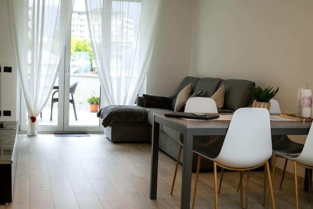 Casa Vacanze Lucia ตีราโน ภายนอก รูปภาพ